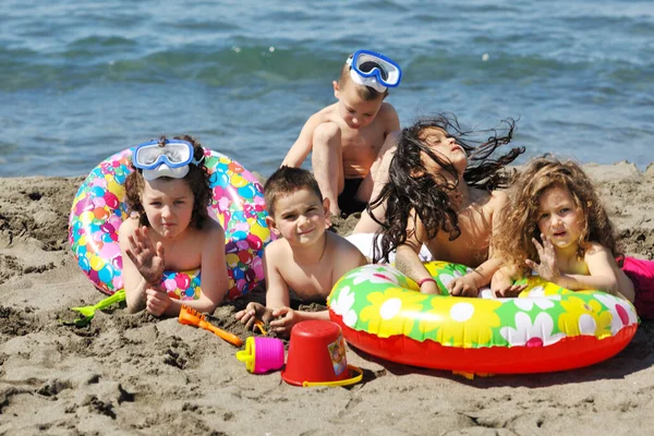 Glad Barn Grupp Kul Stranden Samtidigt Som Leker Med Leksaker — Stockfoto