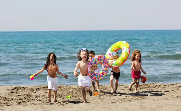 Feliz Grupo Niños Divierten Playa Mientras Juegan Con Juguetes Corriendo — Foto de Stock