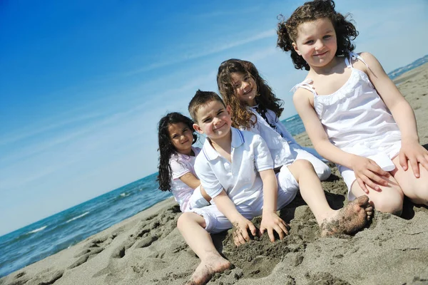 Grupo Niños Felices Playa Que Divierten Juegan Juegos — Foto de Stock