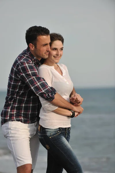 快乐的年轻夫妇在夏天的海滩上度过快乐浪漫的时光 代表着快乐和旅行的理念 — 图库照片