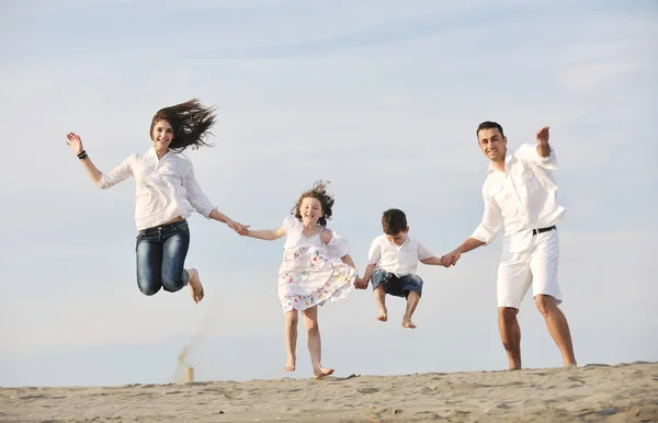 Família Jovem Feliz Divertir Viver Estilo Vida Saudável Praia — Fotografia de Stock