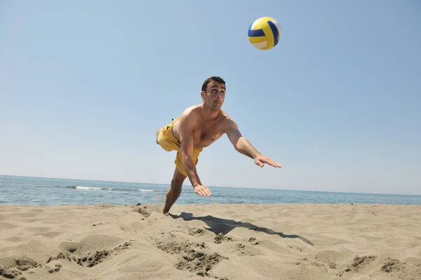 Игрок Пляжный Волейбол Прыгает Горячем Песке — стоковое фото