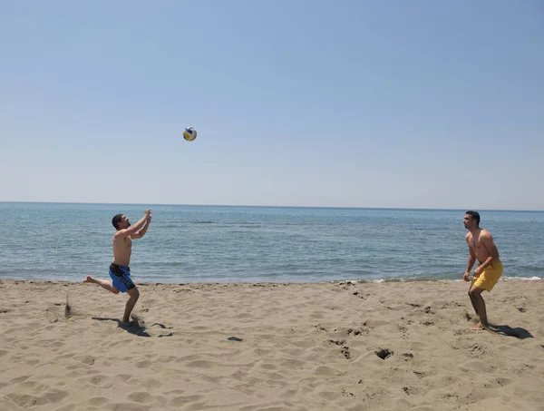 Mężczyzna Plaża Siatkarka Gry Skakać Gorącym Piasku — Zdjęcie stockowe