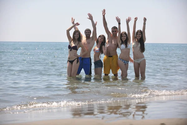 Счастливые Люди Группа Весело Бегать Прыгать Пляже Красивый Песчаный Пляж — стоковое фото