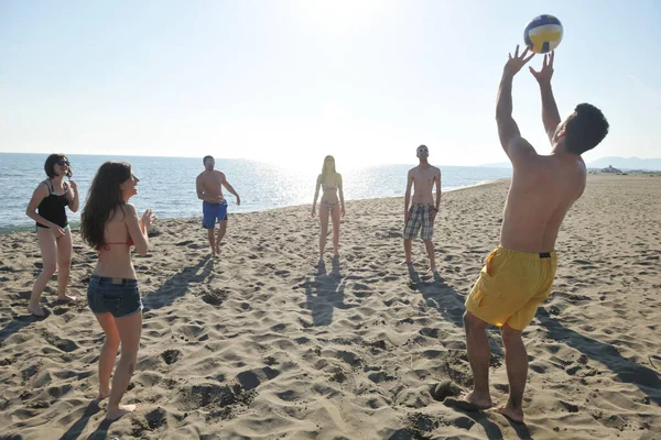 Молодежная Группа Веселится Играет Пляжный Футбол Солнечный Летний День — стоковое фото