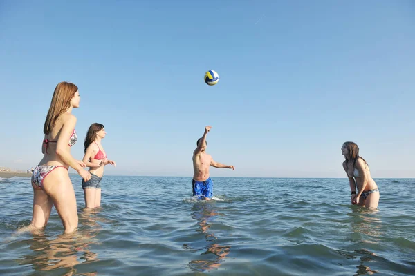Skupina Mladých Lidí Bavit Hrát Plážový Volejbal Slunečný Letní Den — Stock fotografie
