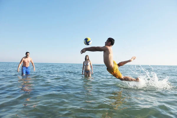 사람들은 여름날에는 해변에서 배구를 하면서 즐거운 시간을 보낸다 — 스톡 사진
