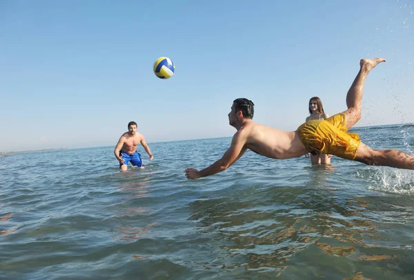 Молодежная Группа Веселится Играет Пляжный Футбол Солнечный Летний День — стоковое фото