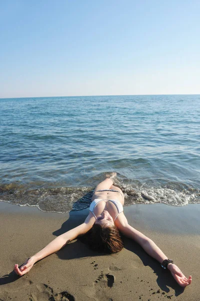 快乐的年轻女子在夏日新鲜的早晨 在美丽的海滩上放松一下 享受第一缕阳光 — 图库照片