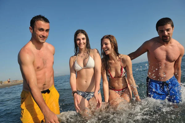 Gruppo Persone Felici Divertirsi Correre Saltare Sulla Spiaggia Bella Spiaggia — Foto Stock