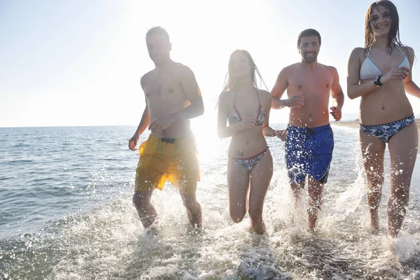 Boldog Emberek Csoport Szórakozás Futás Ugrás Strandon Gyönyörű Homokos Strand — Stock Fotó