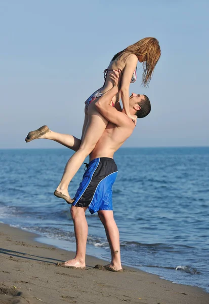Feliz Pareja Joven Tienen Tiempo Romántico Playa Atardecer — Foto de Stock