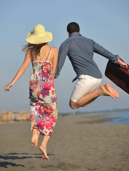 Coppia Sulla Spiaggia Con Borsa Viaggio Che Rappresenta Libertà Divertente — Foto Stock