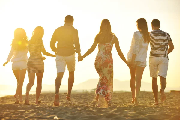 Szczęśliwy Młodych Ludzi Grupa Bawić Biegać Skakać Plaży Piękny Piasek — Zdjęcie stockowe
