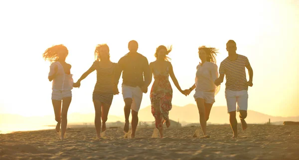 Щасливі Молоді Люди Групи Весело Бігають Стрибають Пляжі Красивий Піщаний — стокове фото