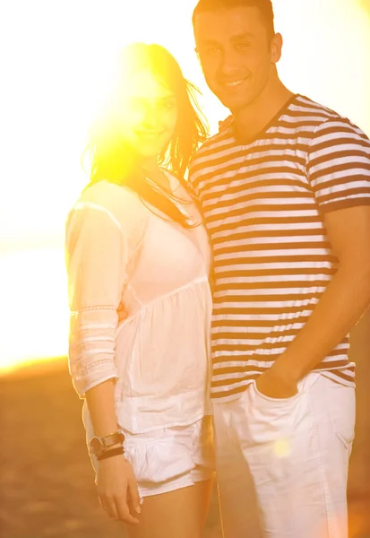 Feliz Jovem Casal Tem Romântico Tempo Praia Pôr Sol — Fotografia de Stock