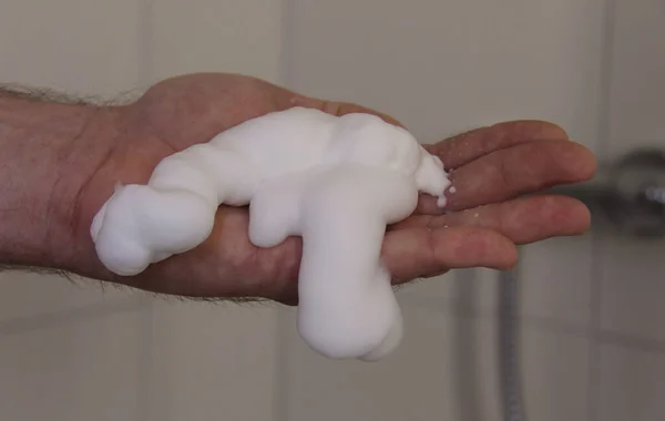 Fechar Uma Mão Segurando Banheiro Branco — Fotografia de Stock