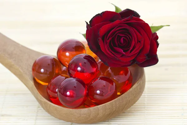 油風呂真珠と新鮮なバラ — ストック写真