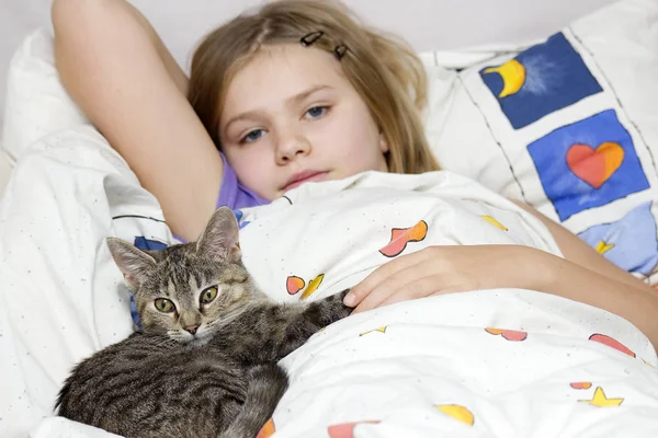 小さな女の子と子猫 — ストック写真