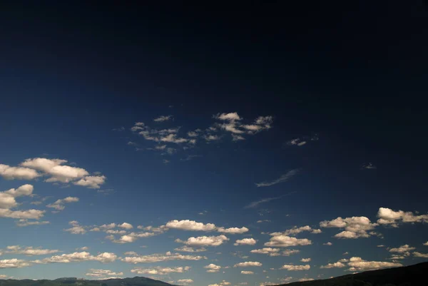 青い空と劇的な雲 Nikon D80 — ストック写真