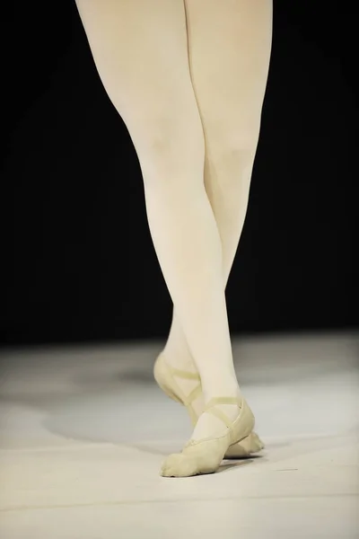 Junge Glückliche Ballettmädchen Tanzen Auf Der Bühne Der Ballettschule — Stockfoto