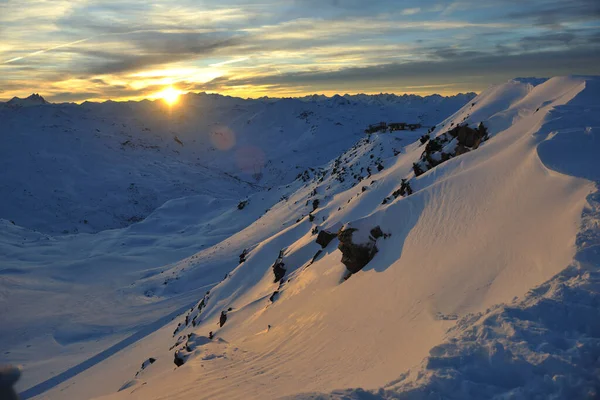 Mountain Snow Ski Met Prachtige Zonsondergang Achtergrond — Stockfoto