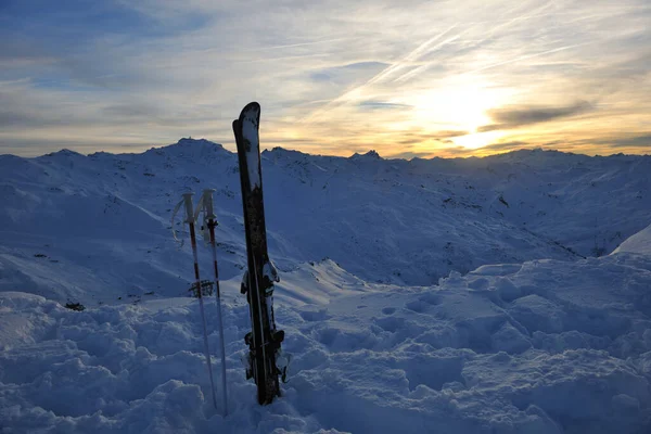 Mountain Snow Ski Met Prachtige Zonsondergang Achtergrond — Stockfoto