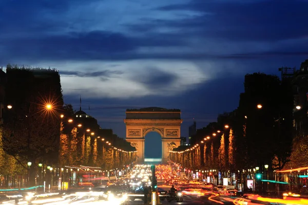 与汽车交通和匆匆在 Eavning 的凯旋门 法国的美丽夜景 — 图库照片