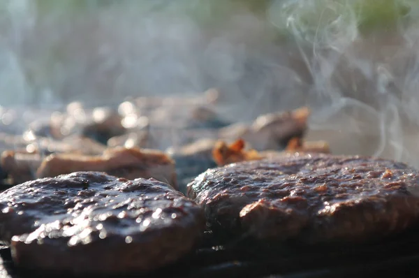 屋外の火の生鮮食品ステーキ グリル肉 — ストック写真