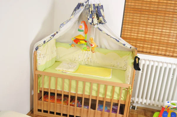 Cama Bebé Con Juguetes Coloridos Interiores —  Fotos de Stock