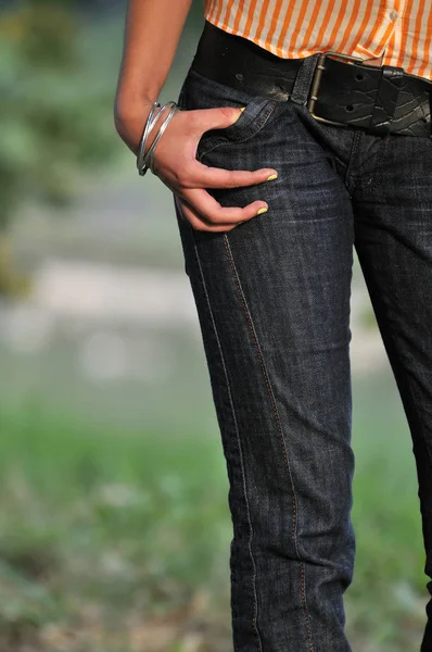 Mujer Torso Jeans Pierna Estómago Aire Libre — Foto de Stock