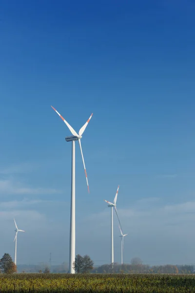 Větrná Turbína Vyrábějící Ekologicky Šetrnou Energii Obnovitelných Zdrojů Modré Obloze — Stock fotografie