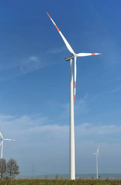 Turbiny Wiatrowe Wytwarzające Ekologiczną Odnawialną Energię Elektryczną Błękitnym Niebie — Zdjęcie stockowe