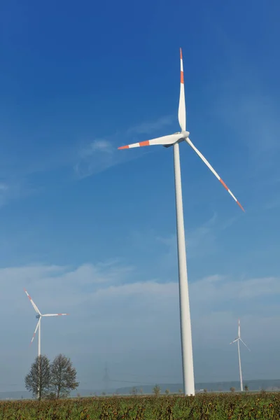 Windturbine Die Milieuvriendelijke Hernieuwbare Energie Opwekt Aan Blauwe Hemel — Stockfoto