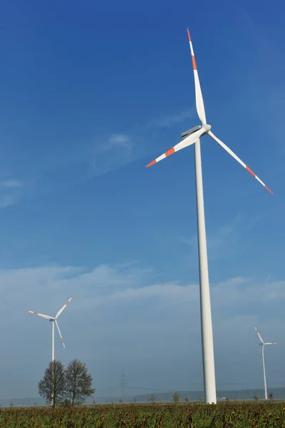 Vindkraftverk Som Genererar Miljövänlig Förnybar Energi Blå Himmel — Stockfoto