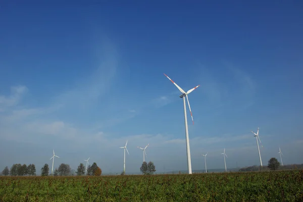 Windkraftanlage Erzeugt Umweltfreundliche Erneuerbare Energie Blauen Himmel — Stockfoto