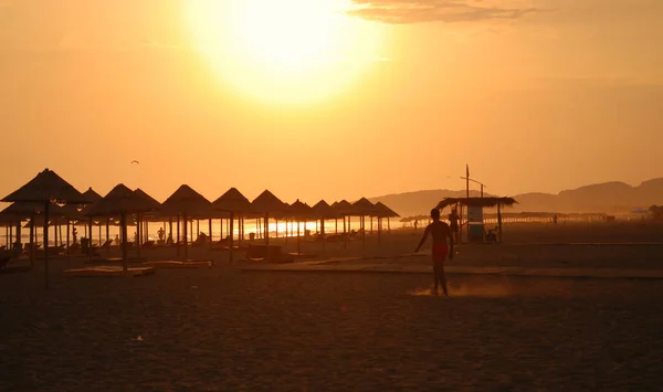 Słońce Plaży Parasolem Plażowym Sylwetka — Zdjęcie stockowe