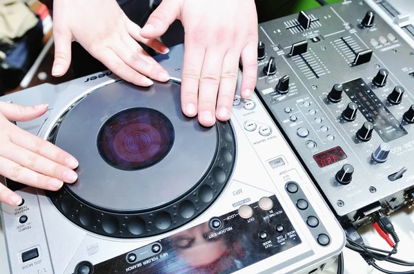 Ausrüstung Grammophon Und Mixete Mit Hand Auf Party Veranstaltung — Stockfoto
