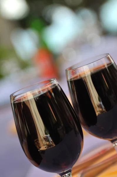 Dois Copos Restaurante Exterior Com Vinho Preto — Fotografia de Stock