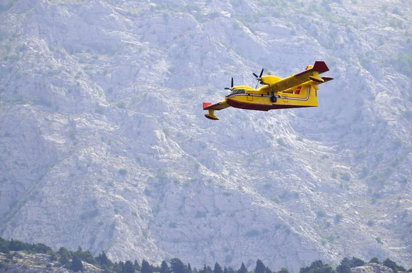Avião Lançando Água Chamas Ilha — Fotografia de Stock