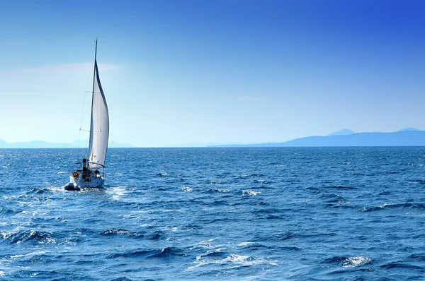 Розкішний Човен Подорожує Морі — стокове фото