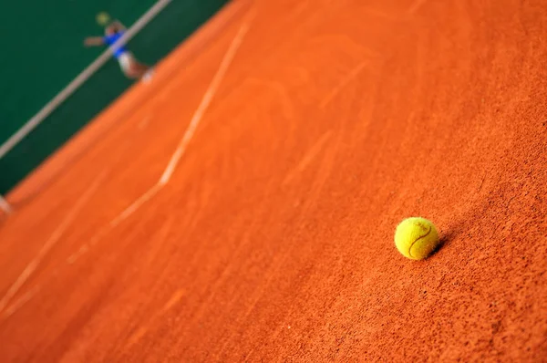 Ein Tennisball Fiel Auf Den Platz — Stockfoto