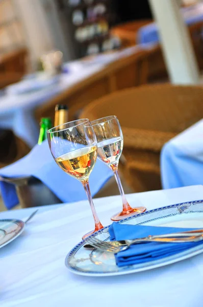 Sklenice Bílého Vína Luxusní Restauraci — Stock fotografie