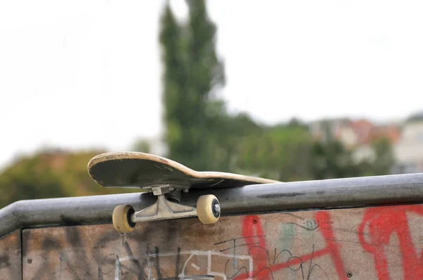 Skate Board Achtergelaten Het Park — Stockfoto