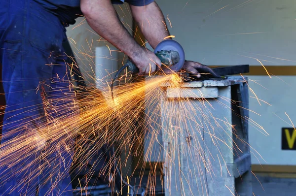 Indústria Aço Cortado Trabalhador Com Máquina Fiação Faísca — Fotografia de Stock