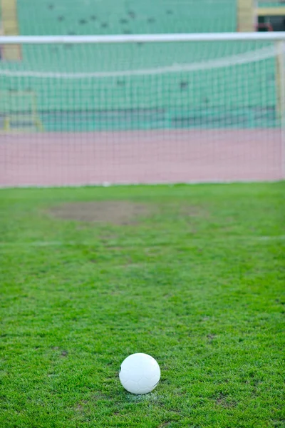 Biała Piłka Nożna Trawie Bramkę Stadion Tle — Zdjęcie stockowe