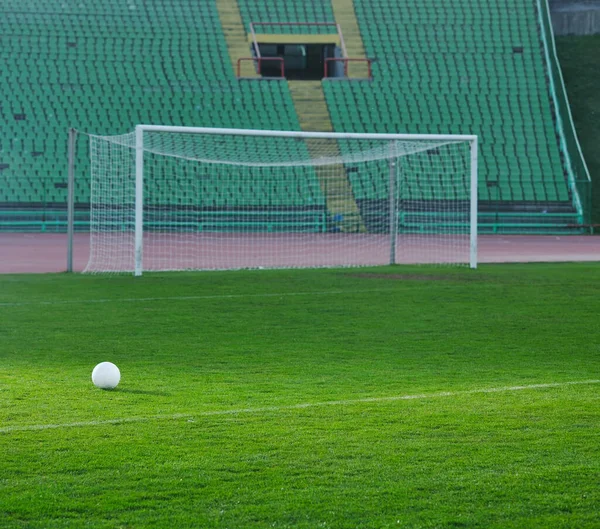 Белый Футбольный Мяч Траве Ворот Стадион Заднем Плане — стоковое фото