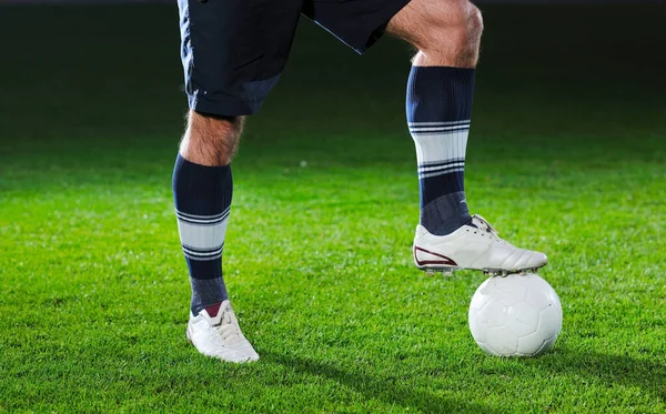 Fußballspieler Beim Kicken Mit Ball Auf Fußballplatz Isoliert Auf Schwarzem — Stockfoto