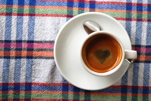 カラフルなテーブルクロスの上のコーヒーカップ — ストック写真