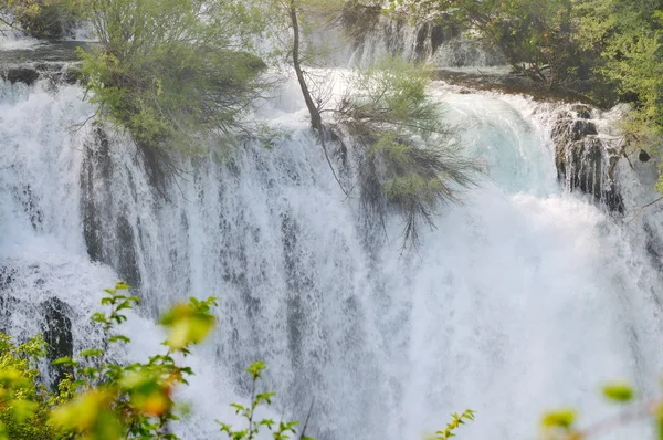 Schöne Naturlandschaft Mit Fluss Und Wasserfall Zur Frühlingszeit — Stockfoto